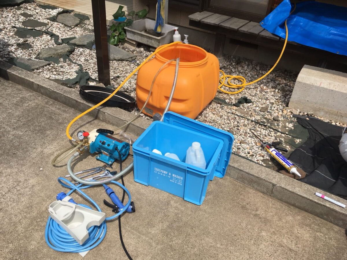 シロアリ施工に使うタンクと散布器具