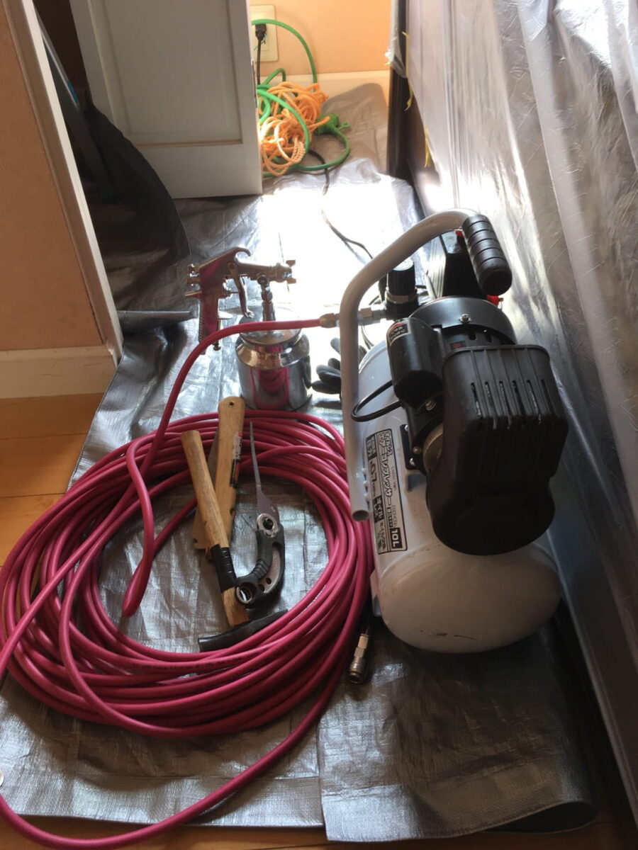 室内をシートで保護して準備した施工機材