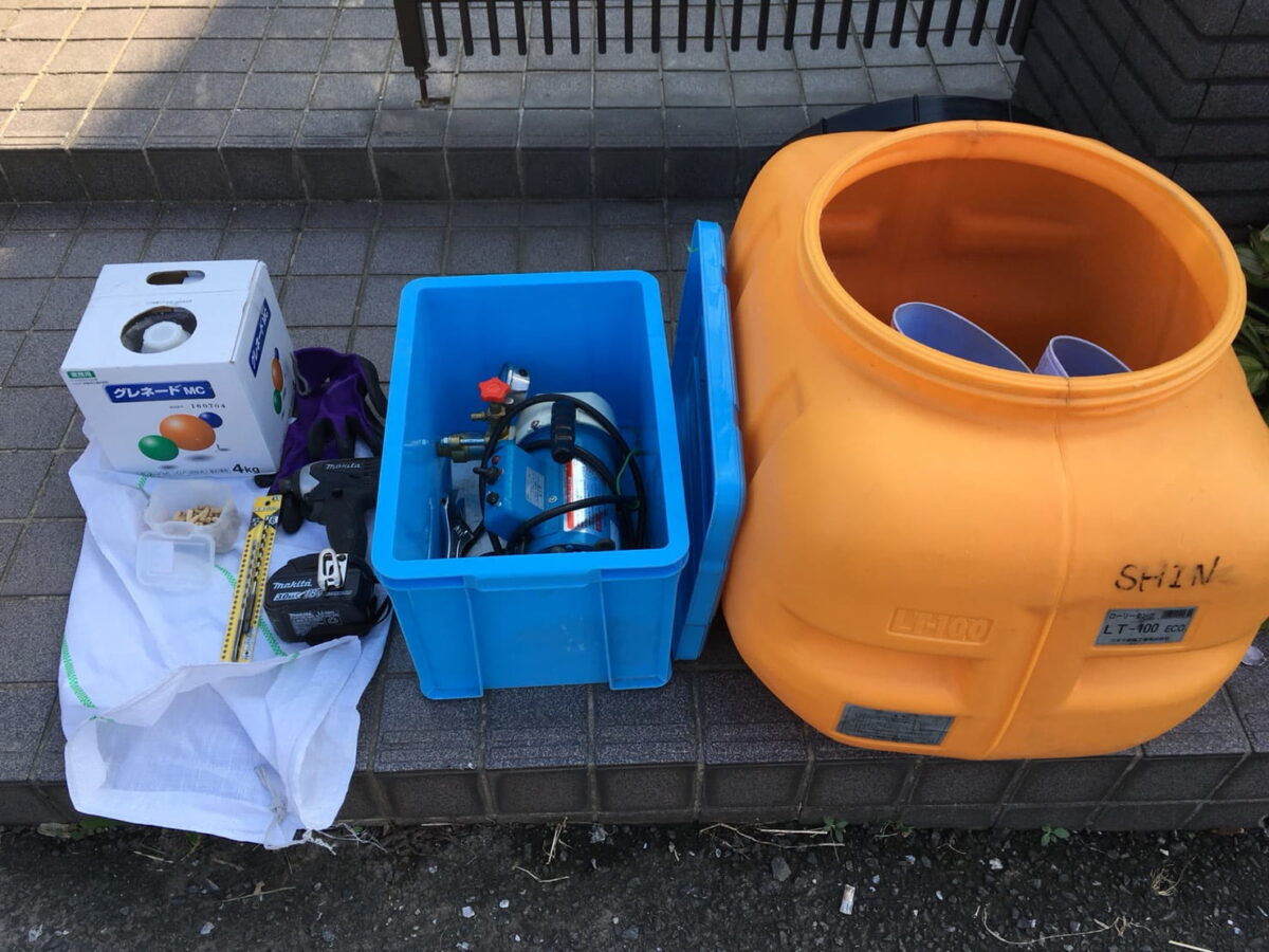 シロアリ対策に使う薬剤と散布器具の準備