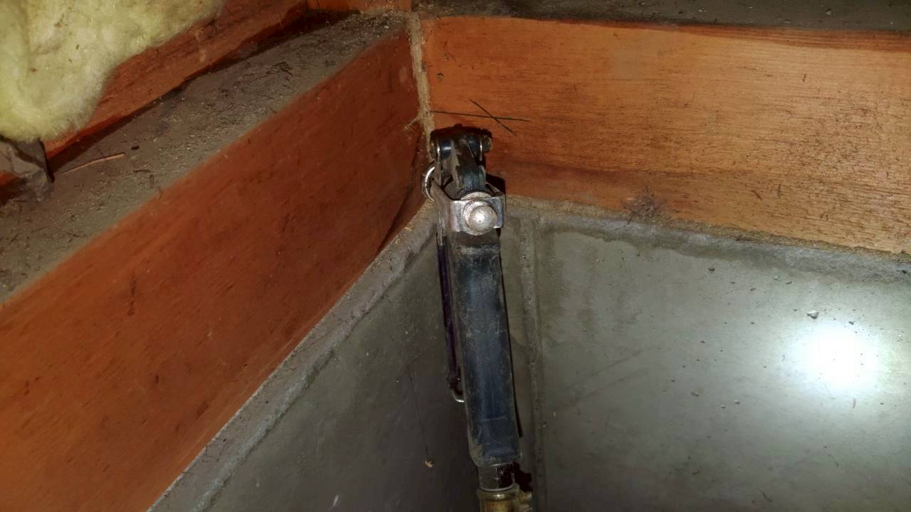 八潮市のシロアリ駆除の施工事例:基礎の角にある木部へ薬剤を処理します