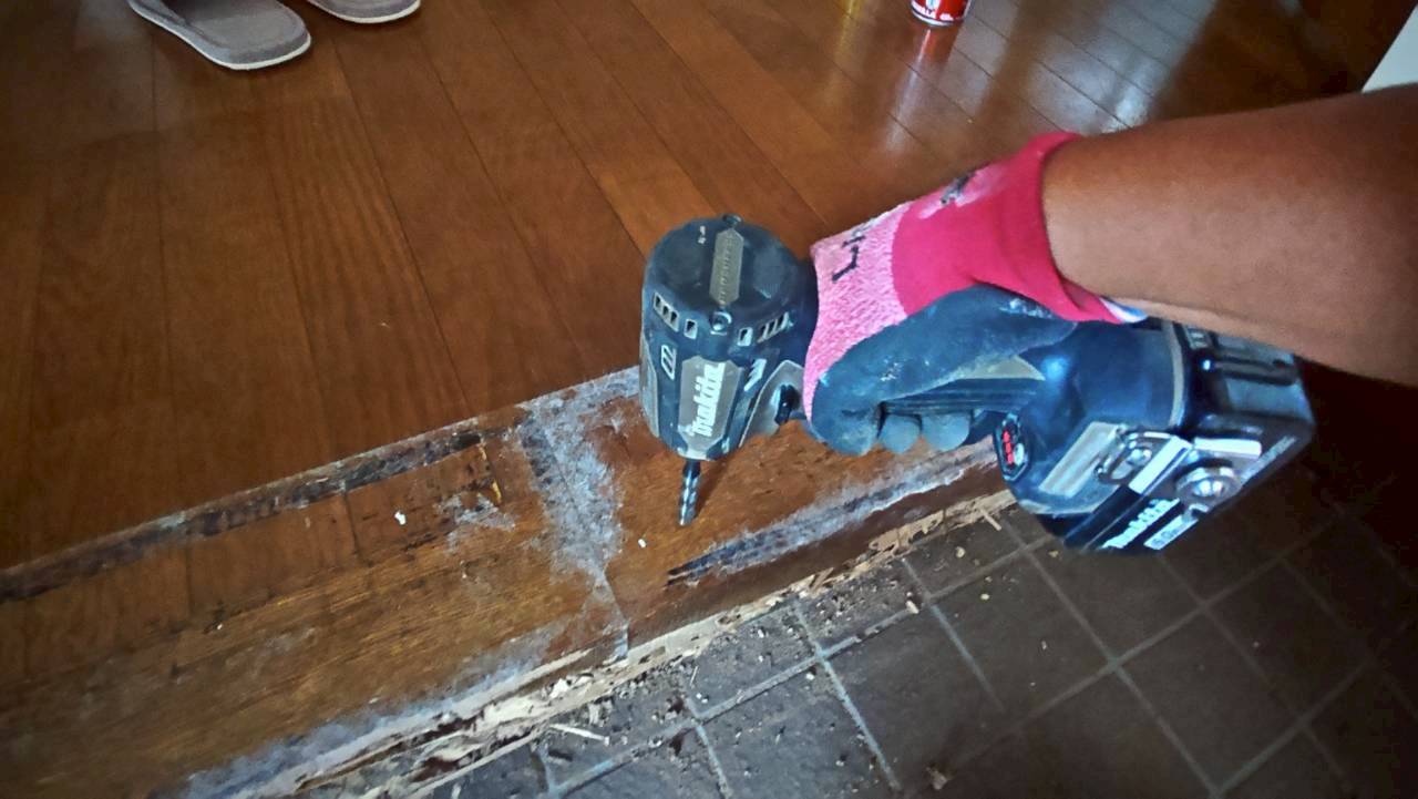 玄関の木部に行う穴あけ処理
