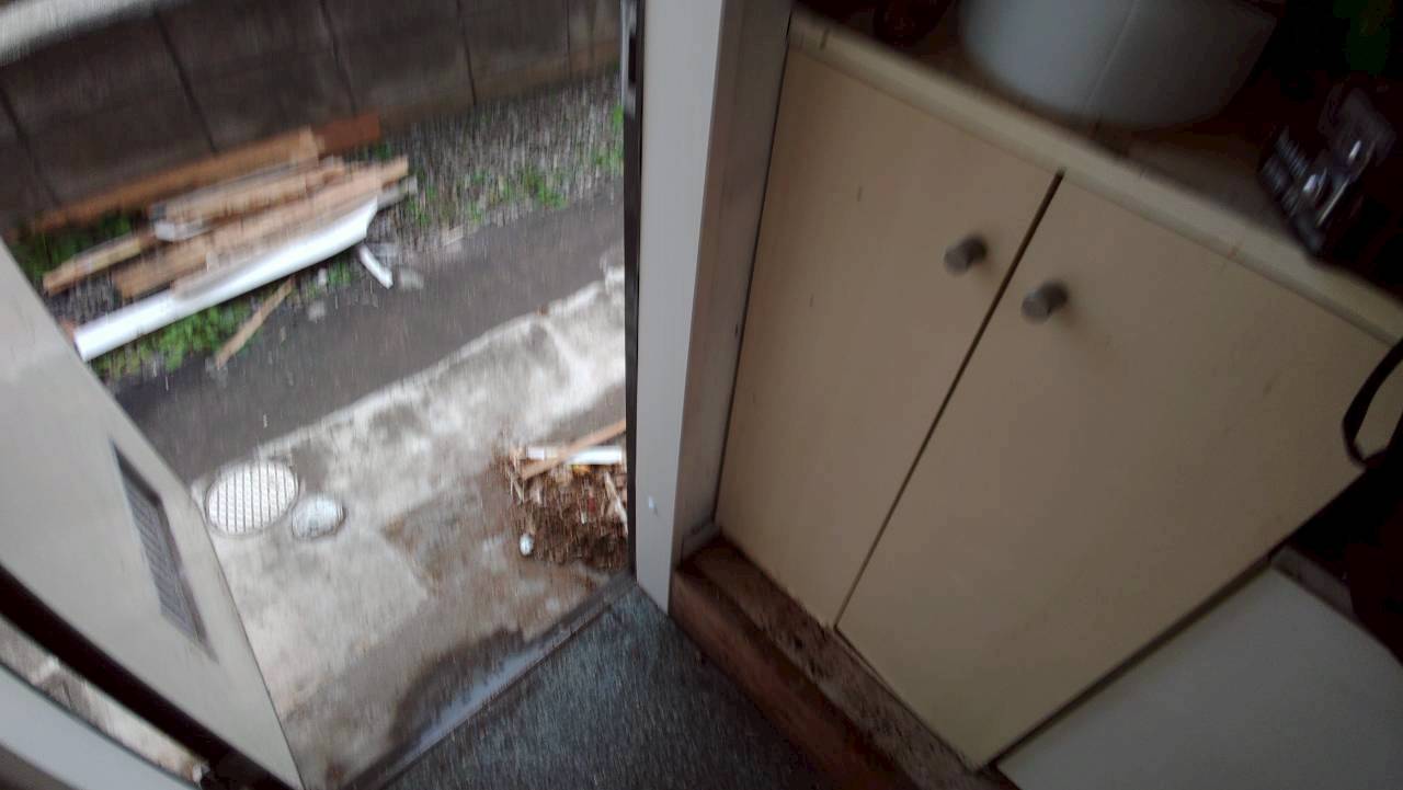 杉戸町のシロアリ駆除の施工事例：玄関収納の横にある木部と足元を確認します