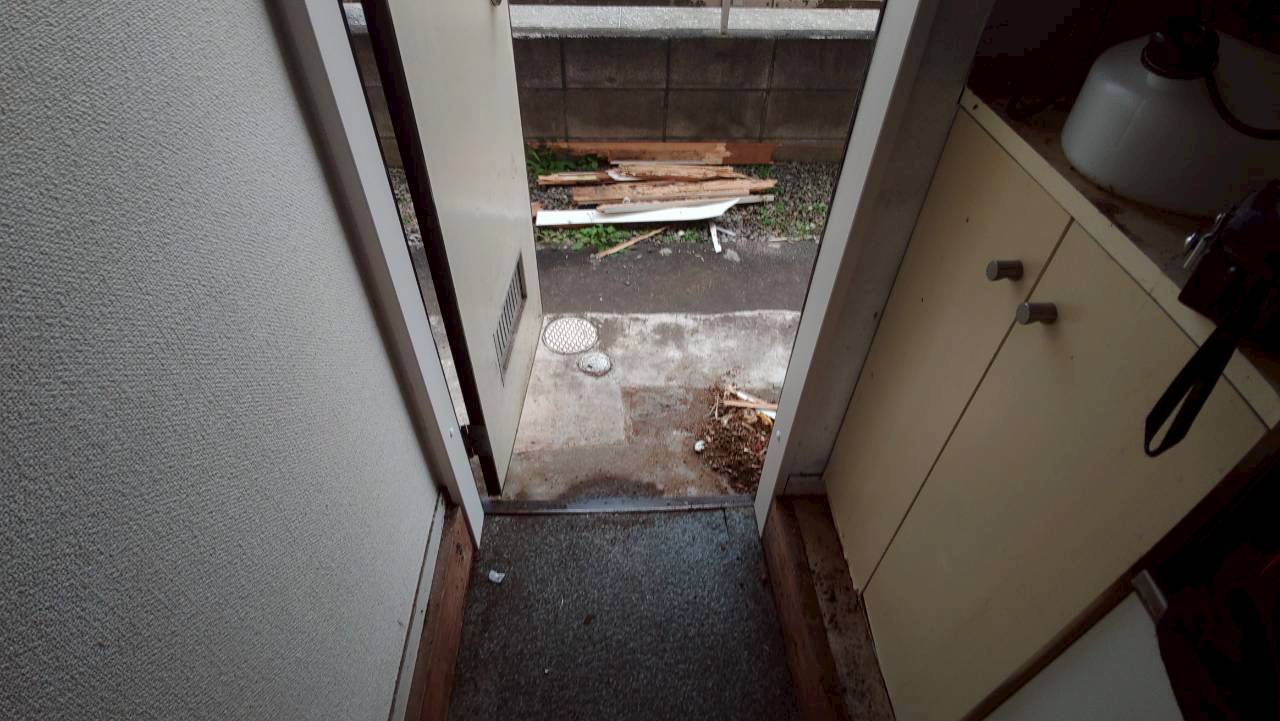 杉戸町のシロアリ駆除の施工事例：別の角度から敷居まわりの状態を確かめます