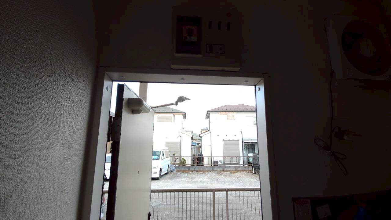 春日部市のシロアリ駆除の施工事例：足元と左右・上部の枠につながる部分を点検します