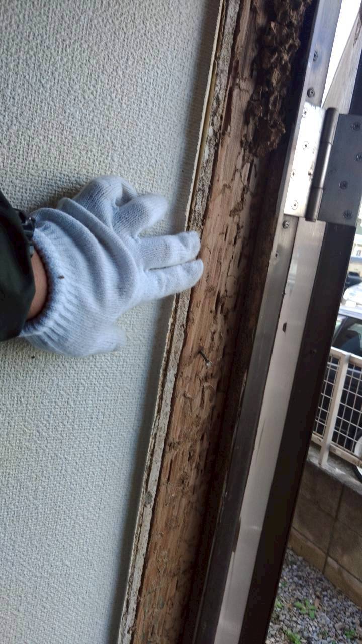鴻巣市のシロアリ駆除の施工事例：縦枠の木部にある傷みを確認します