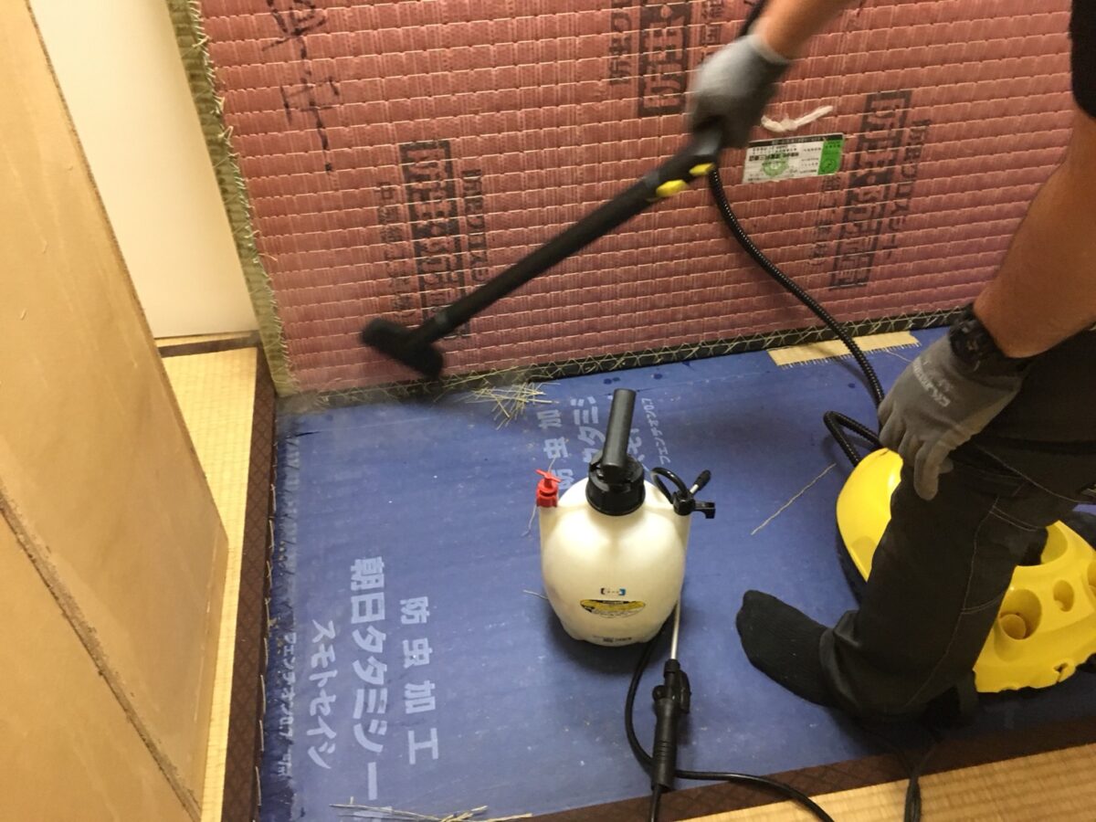 春日部市のトコジラミ駆除:立てた畳の裏側と端へのスチーム施工