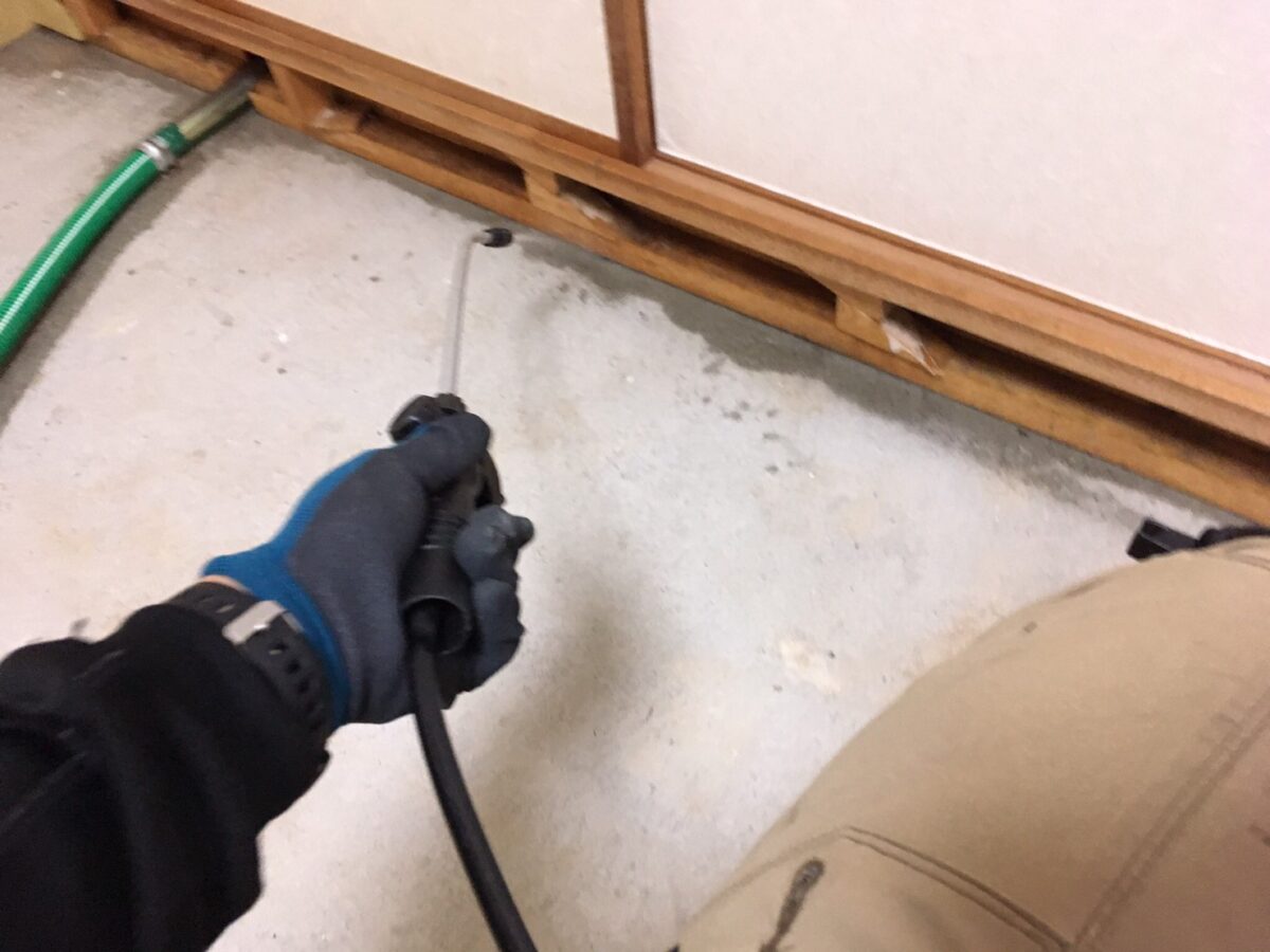 久喜市のトコジラミ駆除:敷居の下や床際の隙間への薬剤施工