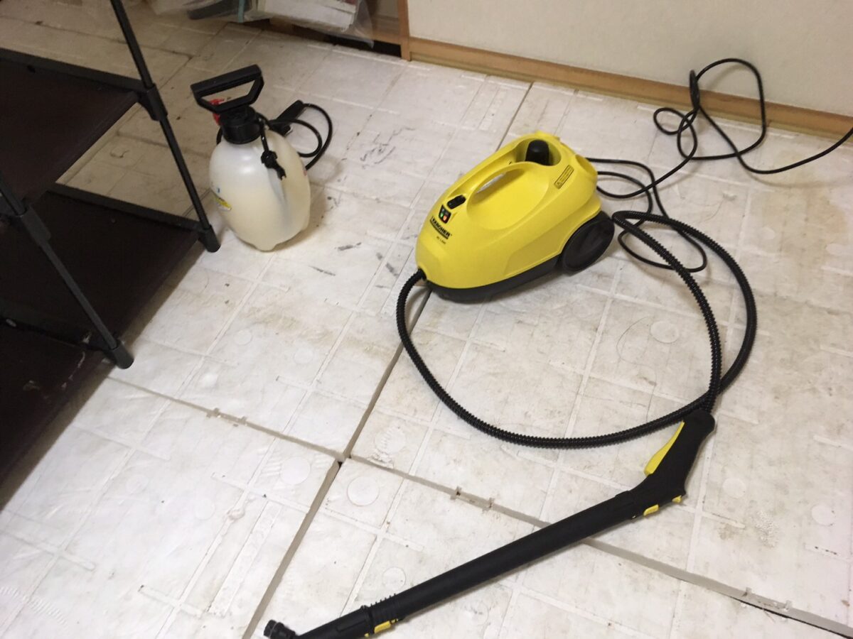 春日部市のトコジラミ駆除:高温スチームと薬剤施工に使う機材