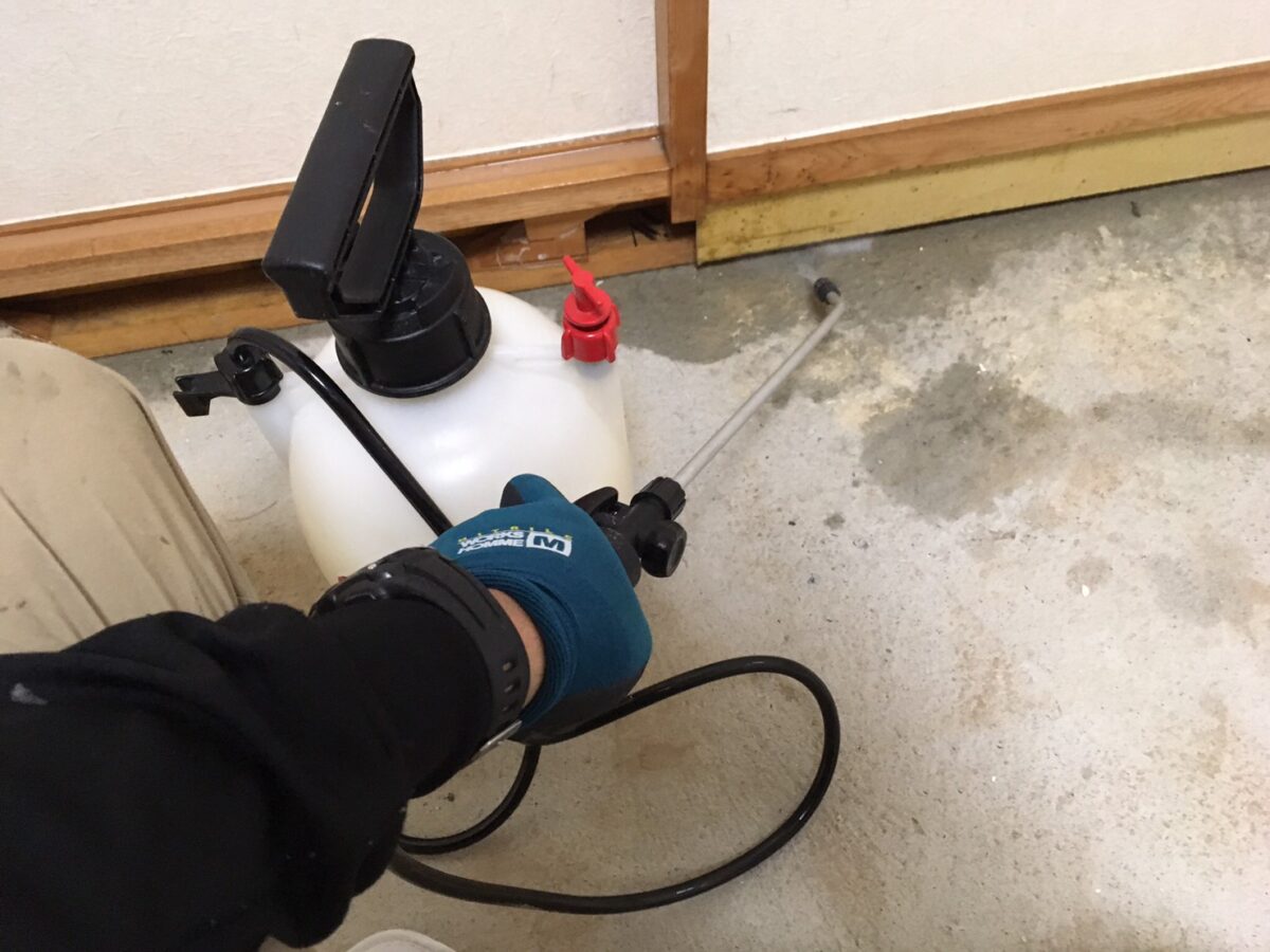 幸手市のトコジラミ駆除:床際へノズルを向けた薬剤施工